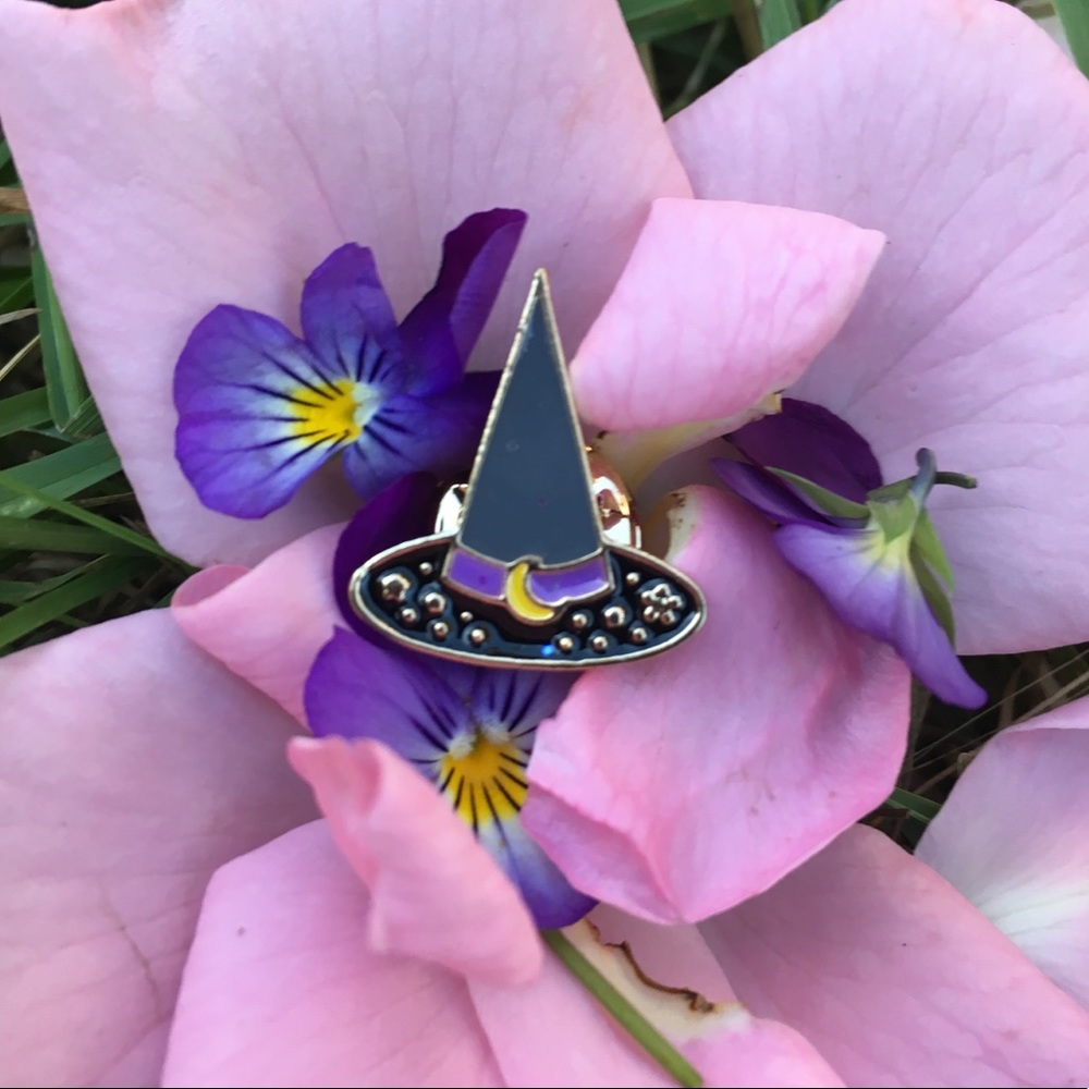 𖤐 Cute Halloween Glittery Witch Hat Enamel Pin 𖤐